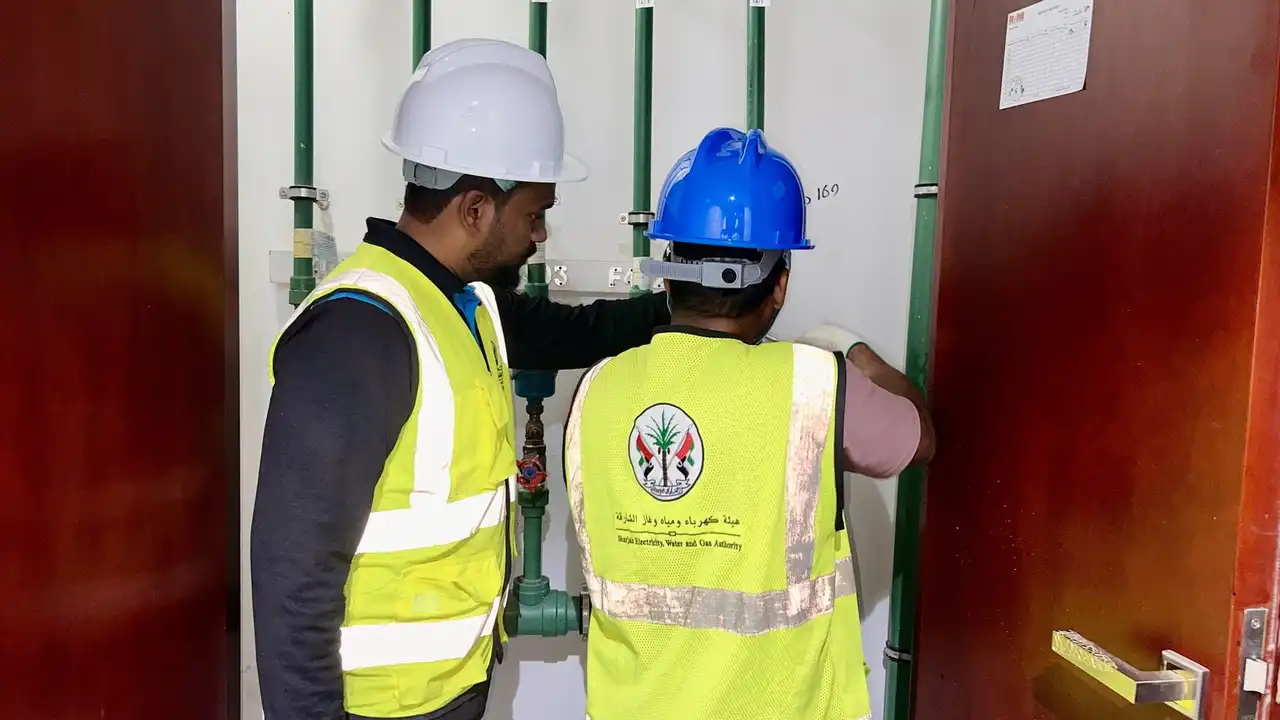 إنجاز 3891 توصيلة.. هيئة كهرباء الشارقة تنتهي من استبدال 105 آلاف عداد مياه